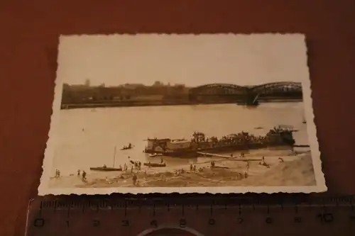tolles altes Foto - Fluß, Brücke , mir unbekannte Stadt