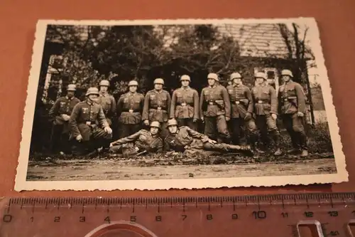tolles altes Gruppenfoto - Soldaten mit Stahlhelm  - Ausbildung ?