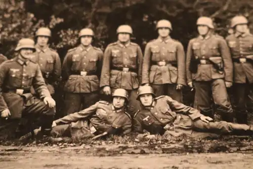 tolles altes Gruppenfoto - Soldaten mit Stahlhelm  - Ausbildung ?