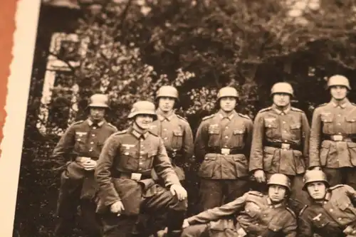 tolles altes Gruppenfoto - Soldaten mit Stahlhelm  - Ausbildung ?