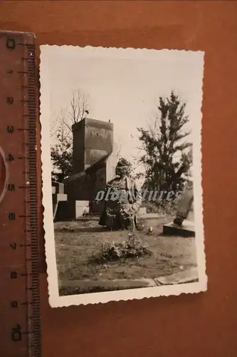 altes Foto - zerstörtes Denkmal  Statue beschriftet mit August der Große ?