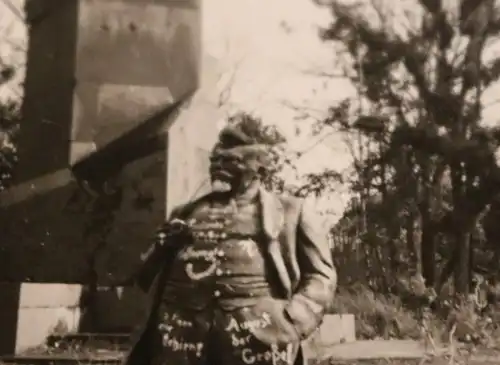 altes Foto - zerstörtes Denkmal  Statue beschriftet mit August der Große ?