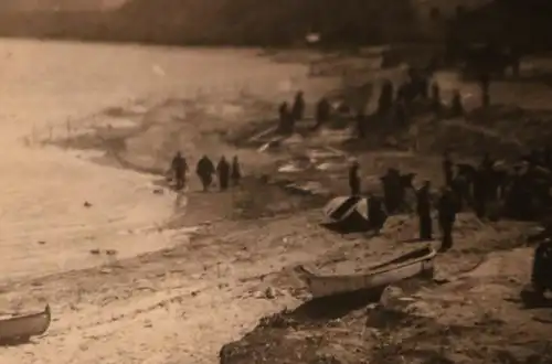 tolles altes Foto - Soldaten  bauen irgendwas am Strand ? - Ort ??