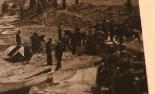 tolles altes Foto - Soldaten  bauen irgendwas am Strand ? - Ort ??