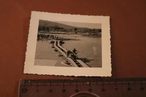 tolles altes Foto - Soldaten  Kradfahrer  überqueren eine Brücke 