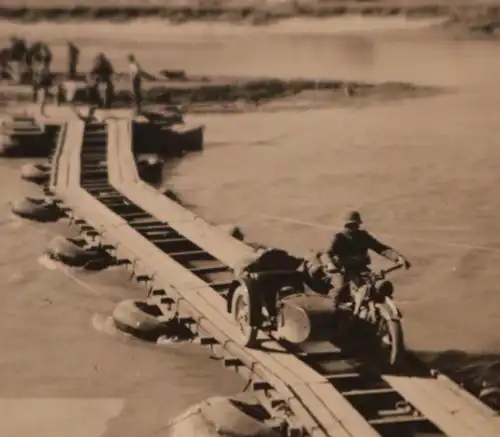 tolles altes Foto - Soldaten  Kradfahrer  überqueren eine Brücke