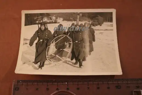 tolles altes Foto - Soldaten Winter tragen mir unbekanntes Gerät ??? 