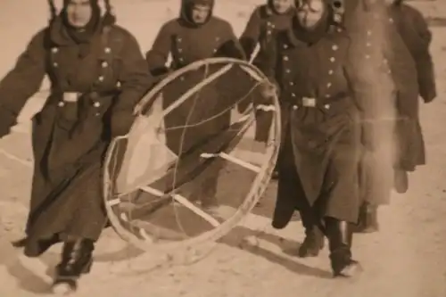 tolles altes Foto - Soldaten Winter tragen mir unbekanntes Gerät ???