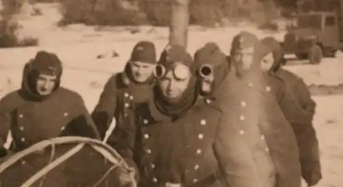 tolles altes Foto - Soldaten Winter tragen mir unbekanntes Gerät ???