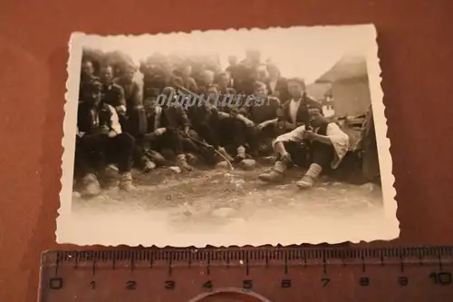 tolles altes Foto - Gruppenfoto deutsche Soldaten u bewaffnete Einheimische 1942