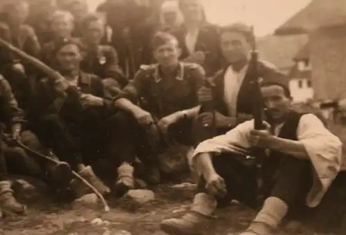 tolles altes Foto - Gruppenfoto deutsche Soldaten u bewaffnete Einheimische 1942