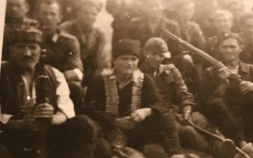 tolles altes Foto - Gruppenfoto deutsche Soldaten u bewaffnete Einheimische 1942