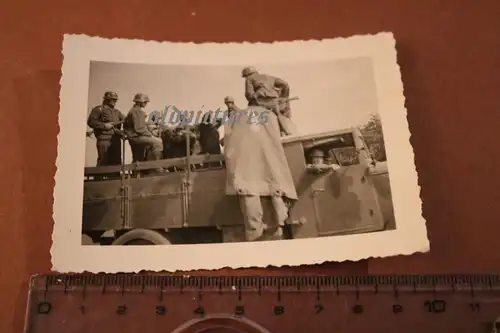altes Foto - Gefangene auf einem Transporter von Soldaten bewacht