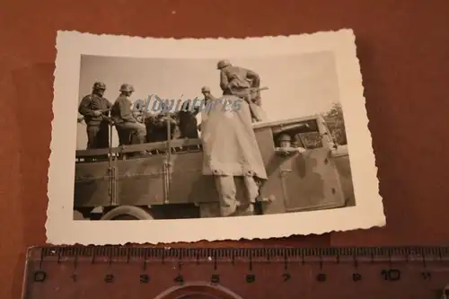 altes Foto - Gefangene auf einem Transporter von Soldaten bewacht 