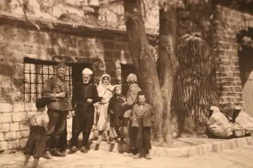 tolles altes Foto - deutscher Soldat bei serbischer Familie - daneben.....