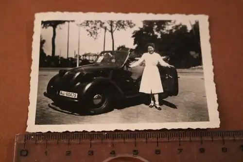 zwei tolle alte Fotos - Frau posiert mit Oldtimer Cabrio der Polizei 30-40er Jah