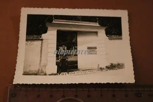 tolles altes Foto  Einlass Gebäude Ortskommandant Feldpostnummer 26371  Frankrei