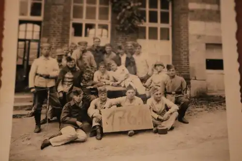 tolles altes Foto  Gruppe Soldaten deutsche und französische ?  am 17.06.1940