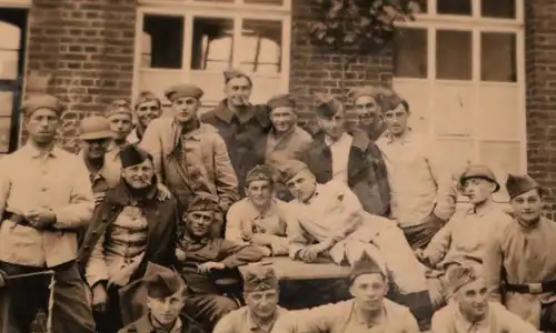 tolles altes Foto  Gruppe Soldaten deutsche und französische ?  am 17.06.1940