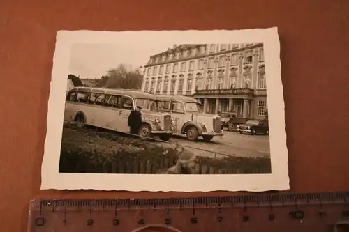 tolles altes Foto  zwei Reisebusse vor Schloss ? Gebäude -  50-60er Jahre