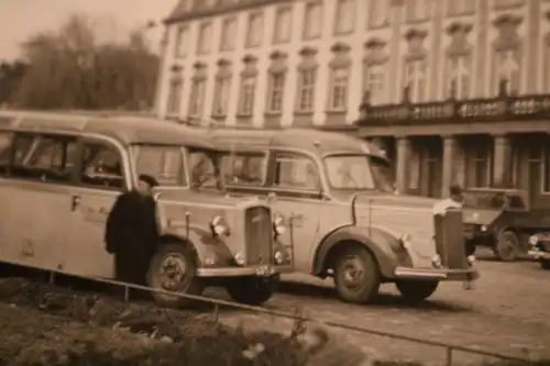 tolles altes Foto  zwei Reisebusse vor Schloss ? Gebäude -  50-60er Jahre