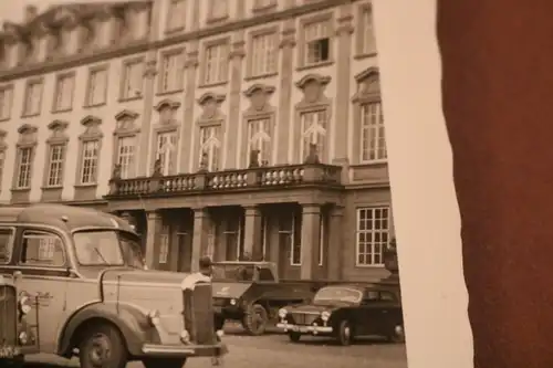 tolles altes Foto  zwei Reisebusse vor Schloss ? Gebäude -  50-60er Jahre