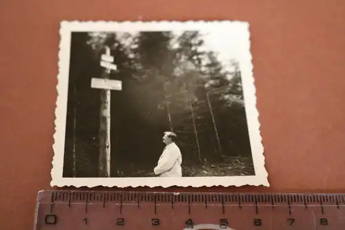 tolles altes Foto - Mann schaut auf Schilder - Wiedenereck  - 30-50er Jahre `?