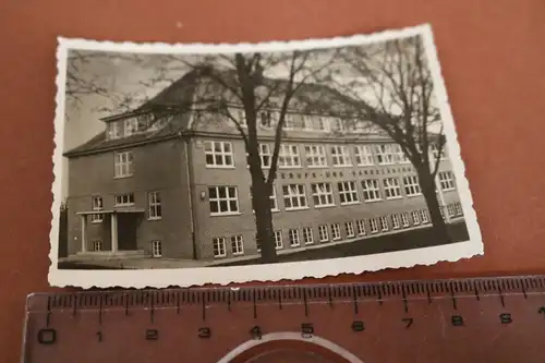 tolles altes Foto  Gebäude - Berufs- und Handelsschule - Ort ??? 