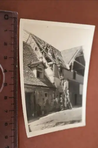 tolles altes Foto  Mädchen und Jungs am Dachdecken ? 1920-30 ??