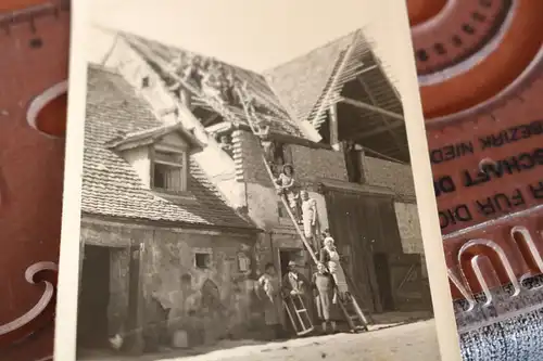 tolles altes Foto  Mädchen und Jungs am Dachdecken ? 1920-30 ??