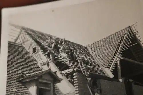 tolles altes Foto  Mädchen und Jungs am Dachdecken ? 1920-30 ??