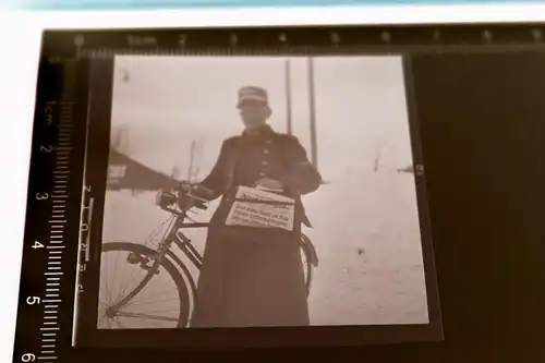 tolles altes Negativ - Zeitungsverkäufer Berlin - 40er Jahre 