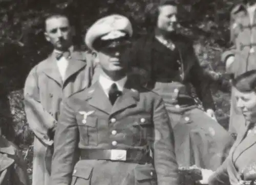 tolles altes Foto - Soldat Luftwaffe mit Freunden