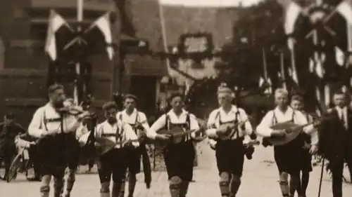 tolles altes Foto  Musikergruppe mit Geige, Lauten und Gitarren - 1920-30 ?