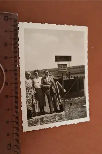 tolles altes Foto - Personen an Brücke - Schild Betreten der Brücke verboten