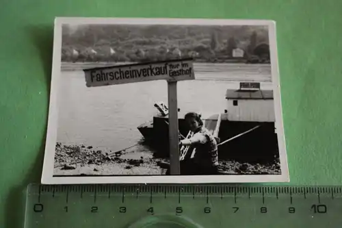 tolles altes Foto   Fähre ???  Schild Fahrscheinverkauf nur im Gasthof  50-60er 