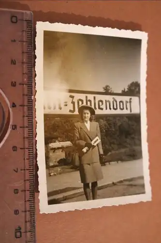 tolles altes Foto - Frau am Bahnsteig - Berlin -Zehlendorf  - 30-40er Jahre