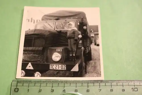 tolles altes Foto - Kleiner Junge auf einem LKW - militärisch ?