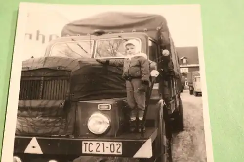 tolles altes Foto - Kleiner Junge auf einem LKW - militärisch ?