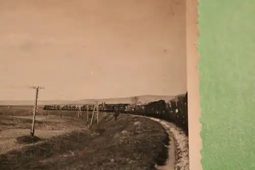 altes Foto - Wehrmachtszug mit Fahrzeugen und Personenwaggons