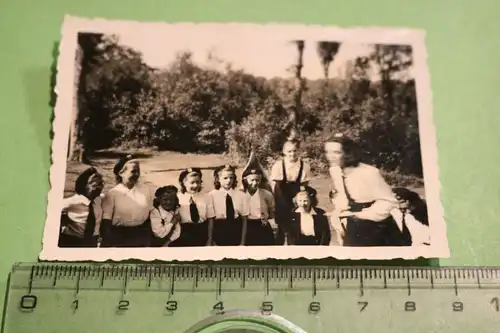 tolles altes Foto - Gruppe Mädchen in Uniform ?? Logo ein Kreuz ?? 