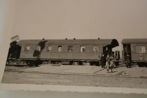 tolles altes Foto - Eisenbahnwaggon Passagierwaggon -  FDJ Schild dran