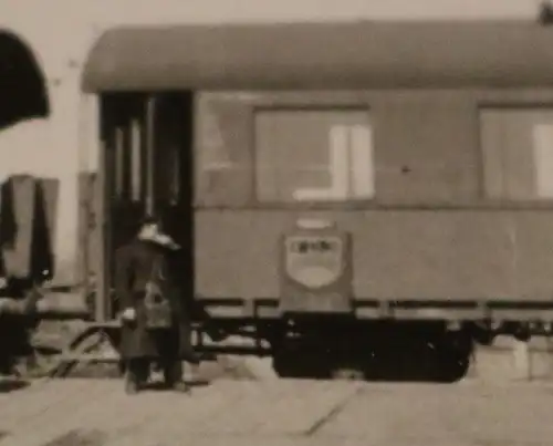 tolles altes Foto - Eisenbahnwaggon Passagierwaggon -  FDJ Schild dran