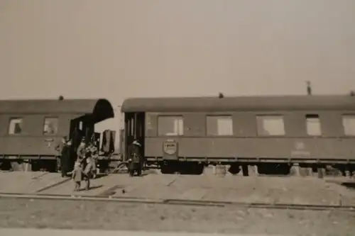 tolles altes Foto - Eisenbahnwaggon Passagierwaggon -  FDJ Schild dran