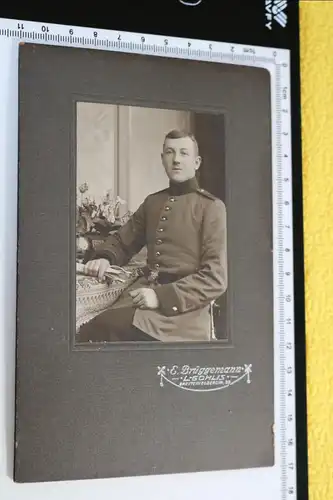 tolles altes Kabinettfoto - Portrait eines Soldaten Helm auf Tisch  Gohlis Leipz