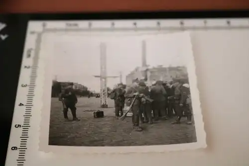 altes Foto - rumänische Soldaten ?? - Schilderwald - Galgen am Hauptplatz