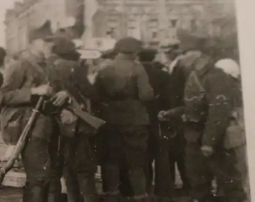 altes Foto - rumänische Soldaten ?? - Schilderwald - Galgen am Hauptplatz