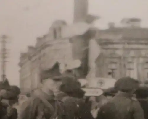 altes Foto - rumänische Soldaten ?? - Schilderwald - Galgen am Hauptplatz