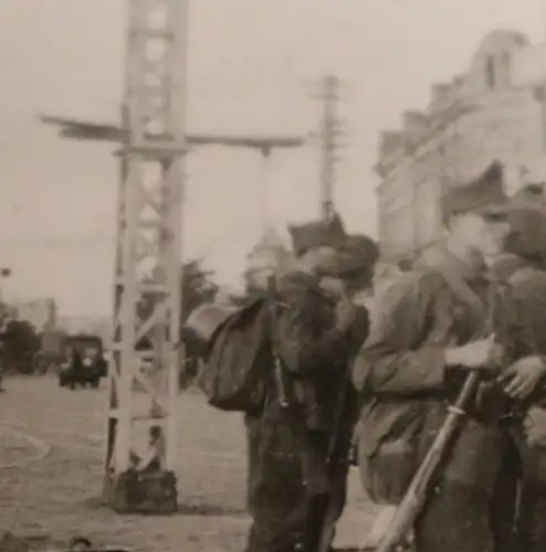 altes Foto - rumänische Soldaten ?? - Schilderwald - Galgen am Hauptplatz