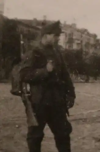 altes Foto - rumänische Soldaten ?? - Schilderwald - Galgen am Hauptplatz